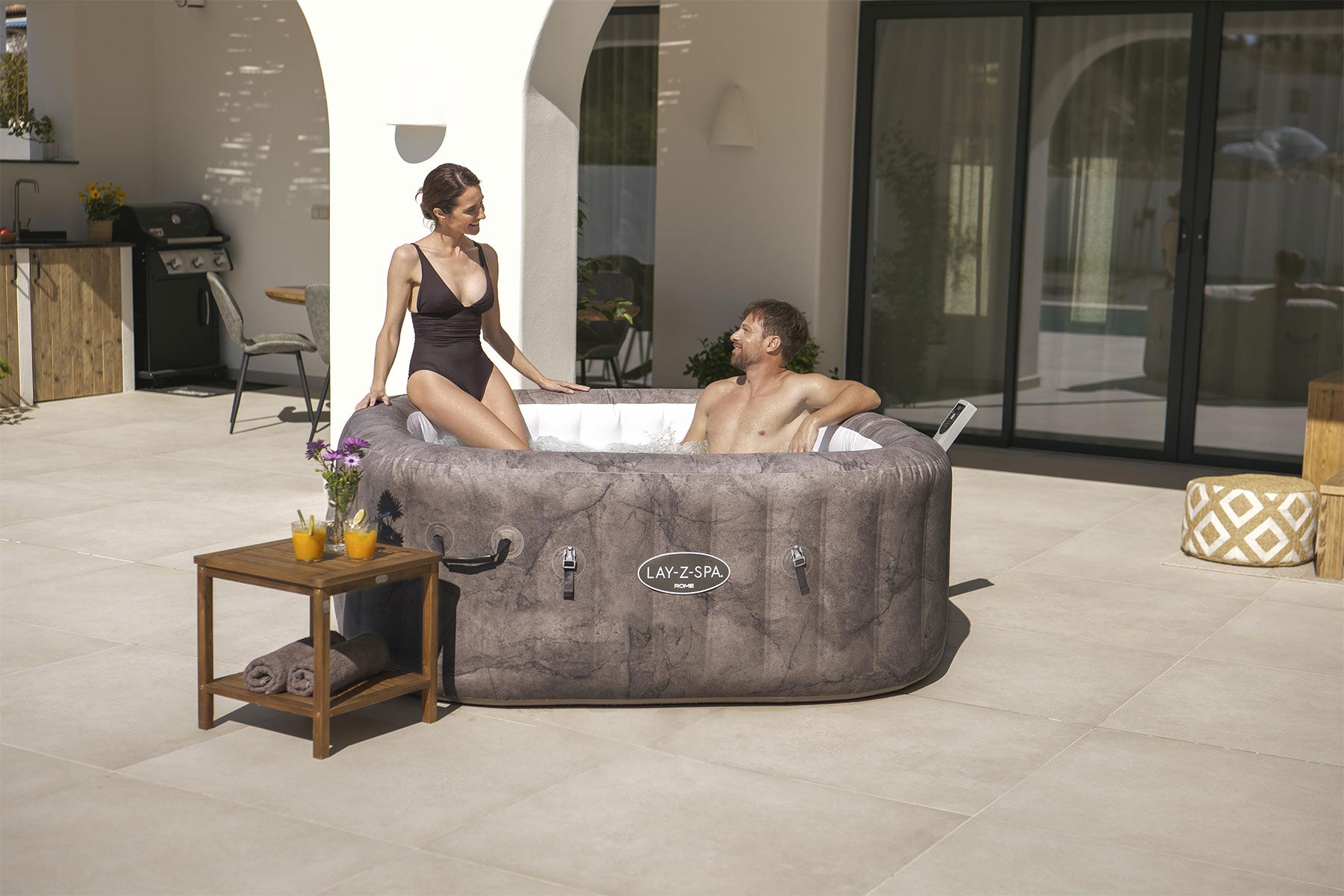 garden party hot tub for couple with wifi and cover