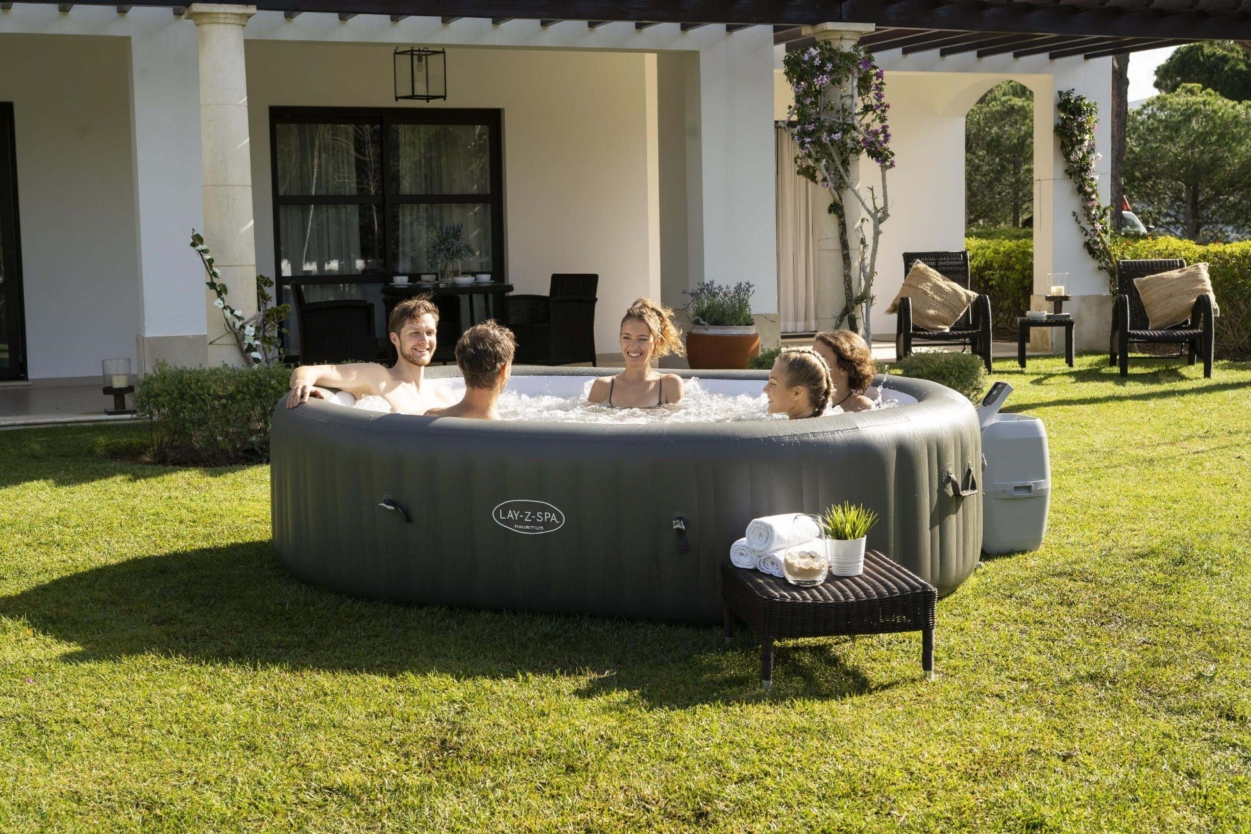 7 person inflatable hot tub