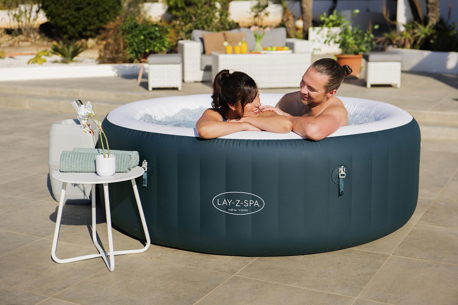 green round hot tub with thermal insulation